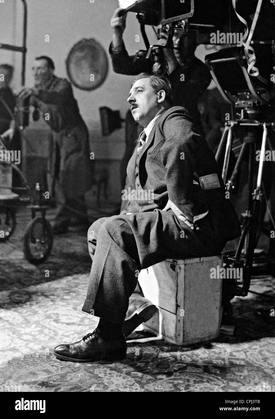 Karl Hartl während der Dreharbeiten von "Zwei lustige Abenteurer", 1937 Stockfoto