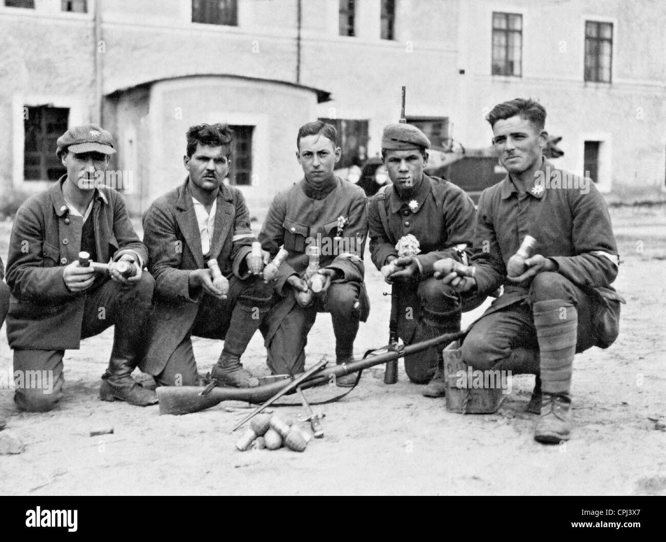 Deutsche mit erbeuteten Waffen der Rebellen in Oberschlesien, 1921 Stockfoto