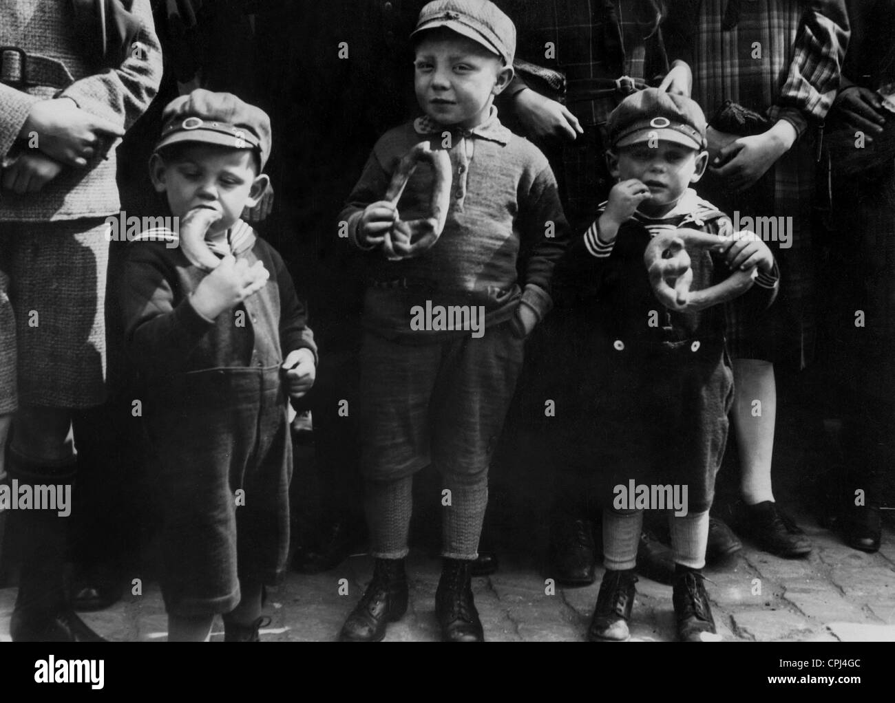 Jungen Essen Brezeln, 1932 Stockfoto