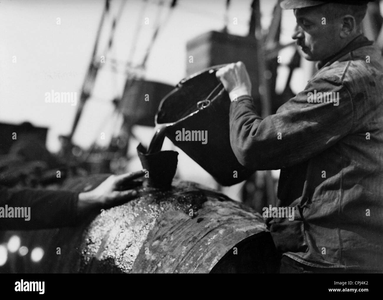 Die Abfüllung von Rohöl in Deutschland, 1904 Stockfoto