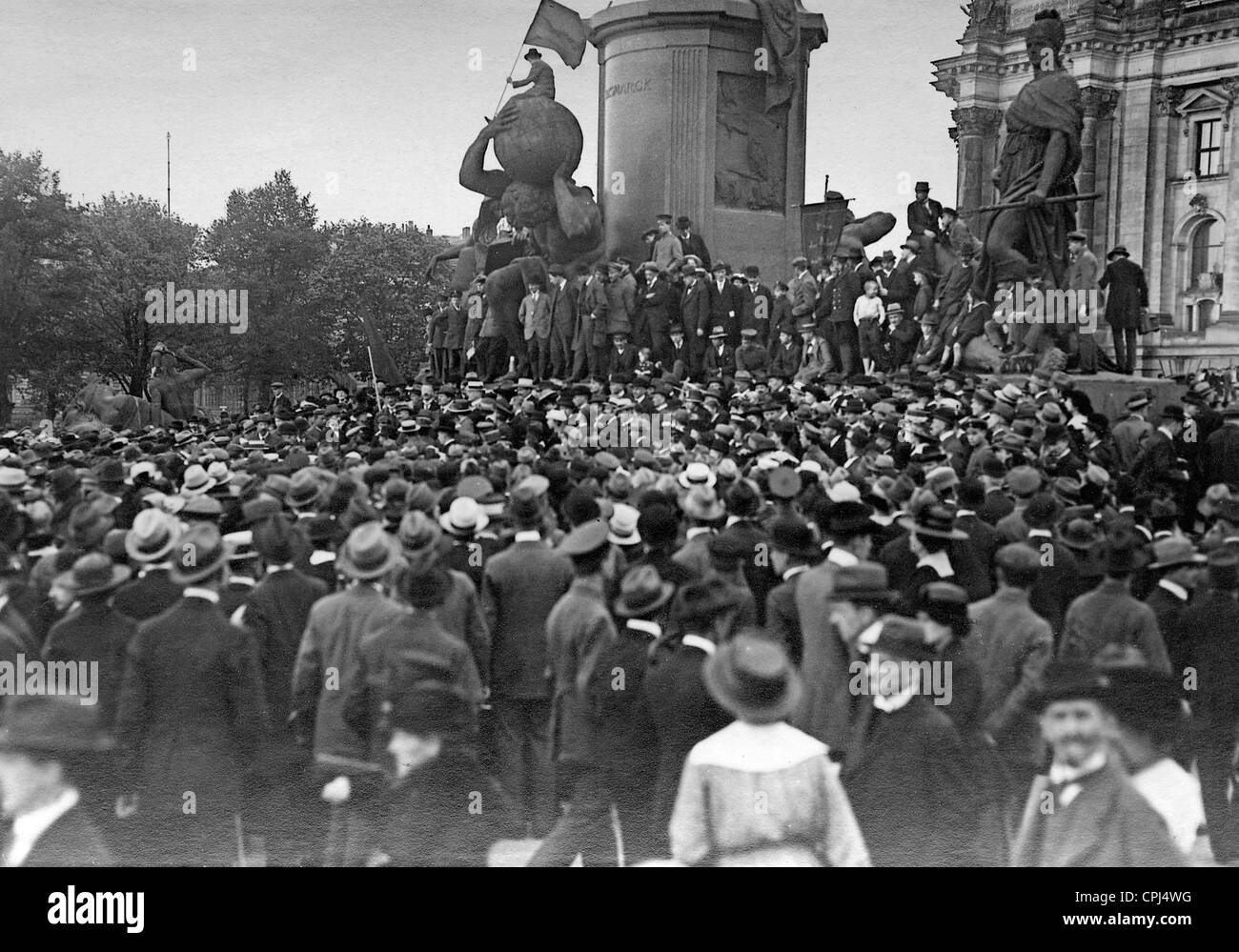 Protest gegen den Versailler Vertrag vor dem Reichstag in Berlin, 1919 Stockfoto