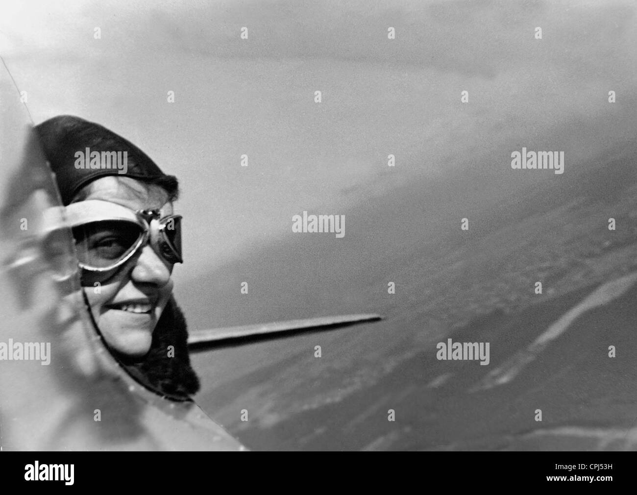 Deutscher pilot Hanna Reitsch (1912 – 1979) mit ihrem Flugzeug. 1937 wurde Reitsch die erste offizielle Pilotin der Welt. Stockfoto