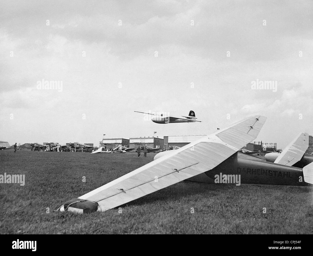 Hanna Reitsch Landung ihr Segelflugzeug, 1936 Stockfoto