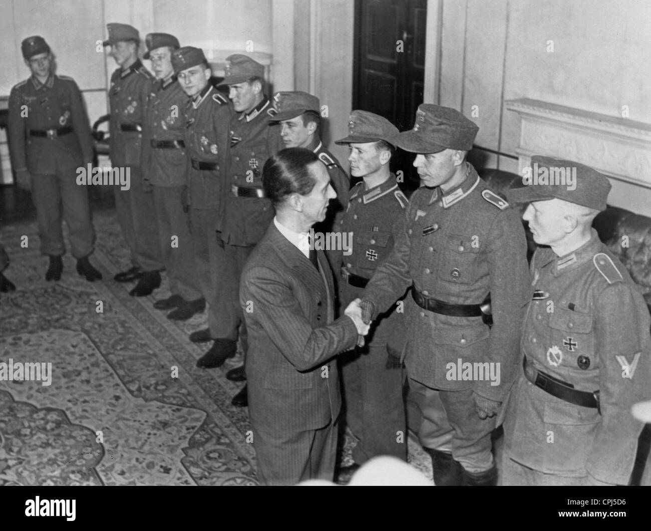 Joseph Goebbels erhält Soldaten von der Ostfront 1944 Stockfoto