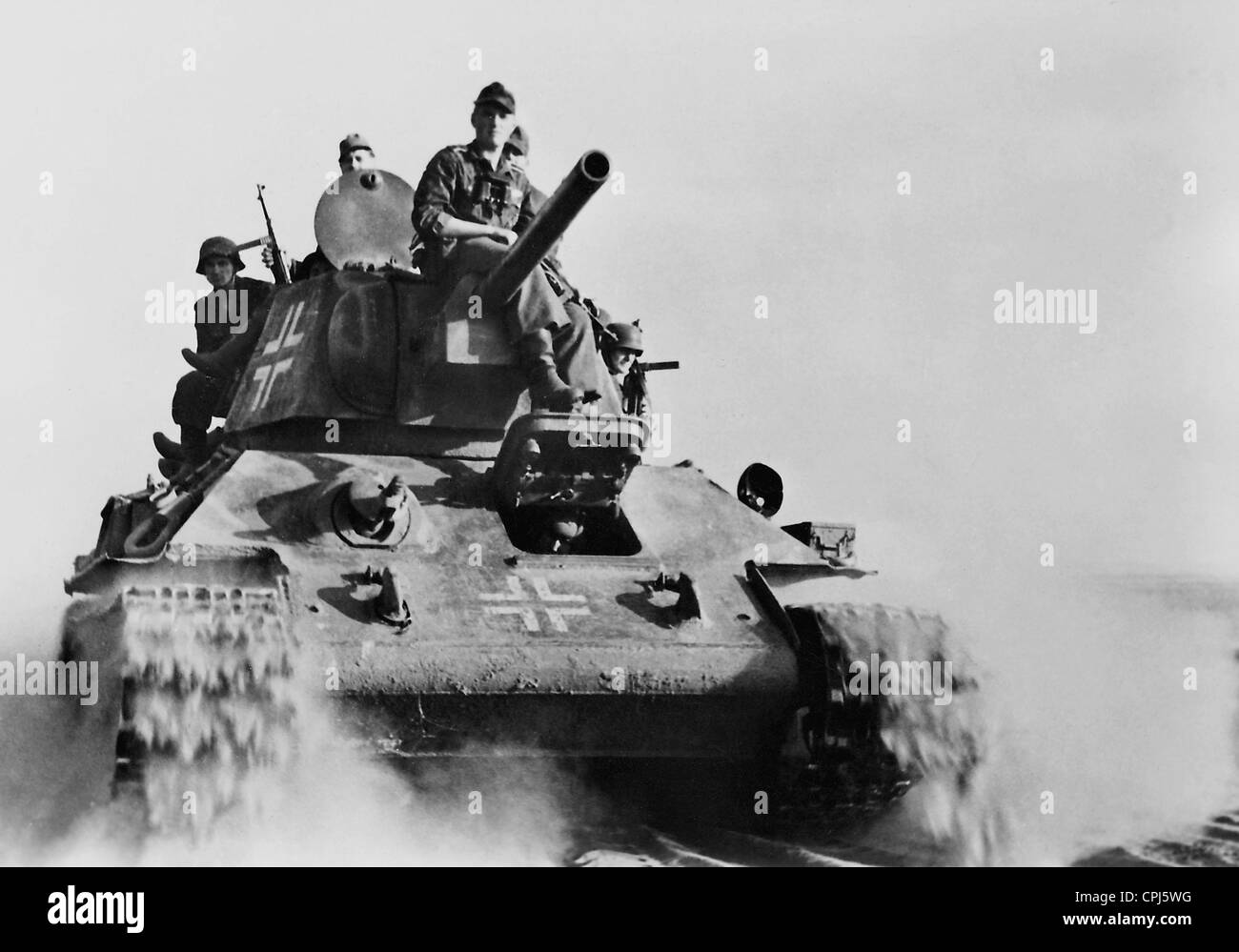 Estnische Freiwillige auf einem Panzer an der Ostfront 1943 Stockfoto