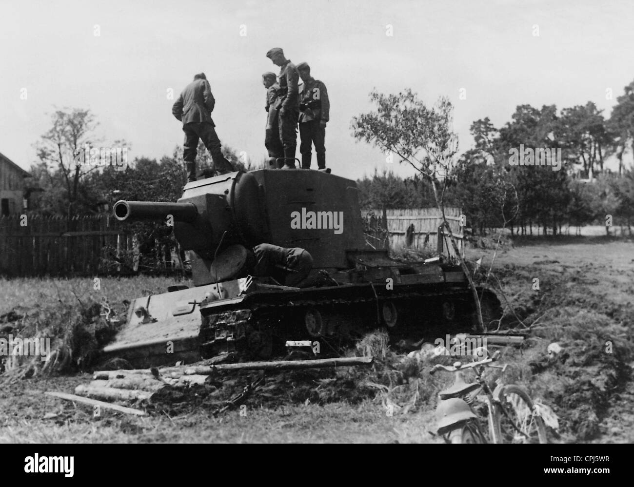 Deutscher Soldat mit einem erbeuteten Panzer an der Ostfront 1943 Stockfoto
