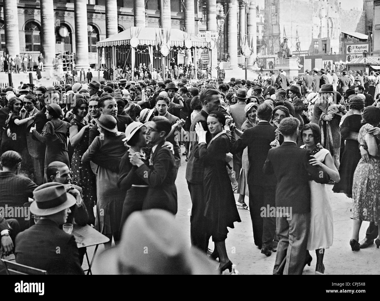 Tanzen auf der Place De La Bourse in Paris am Nationalfeiertag, 1932 Stockfoto