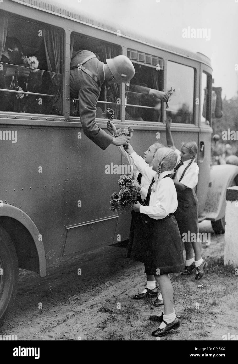 BDM-Mädchen geben Blumen, Soldaten, 1939 Stockfoto