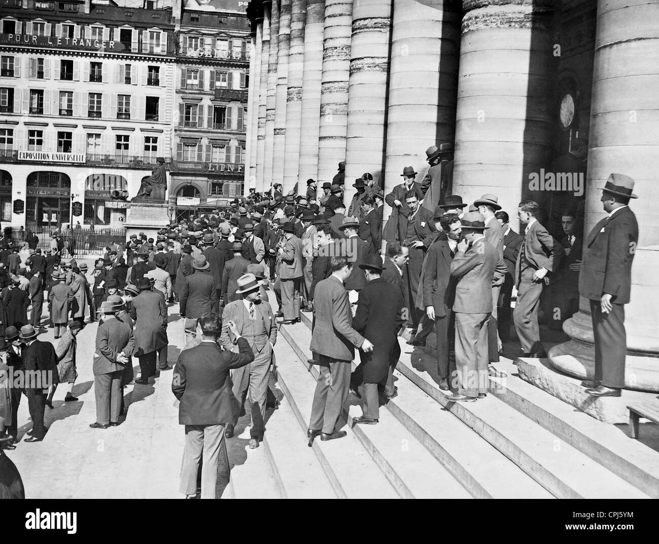 Eine Menschenmenge vor der Börse Paris, 1931 Stockfoto