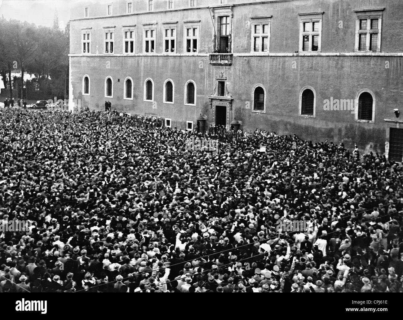 Menschenmenge vor dem Palazzo Venezia in Rom, 1941 Stockfoto
