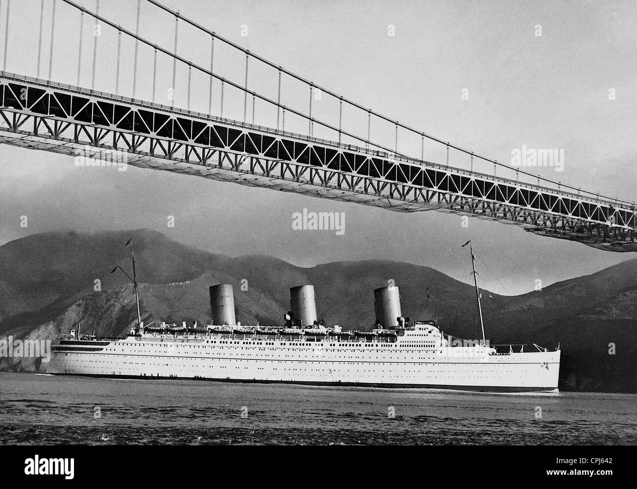Ozeandampfer unter der Golden Gate Bridge, 1937 Stockfoto