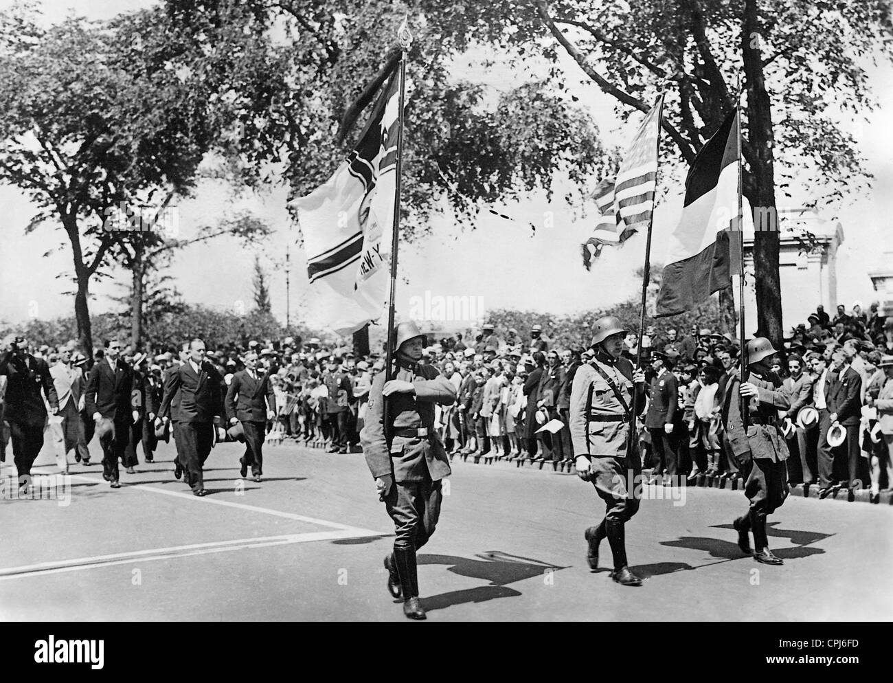 Mitglieder des Stahlhelm bei einer Parade für Amerikas gefallene Kriegsparteien, 1932 Stockfoto