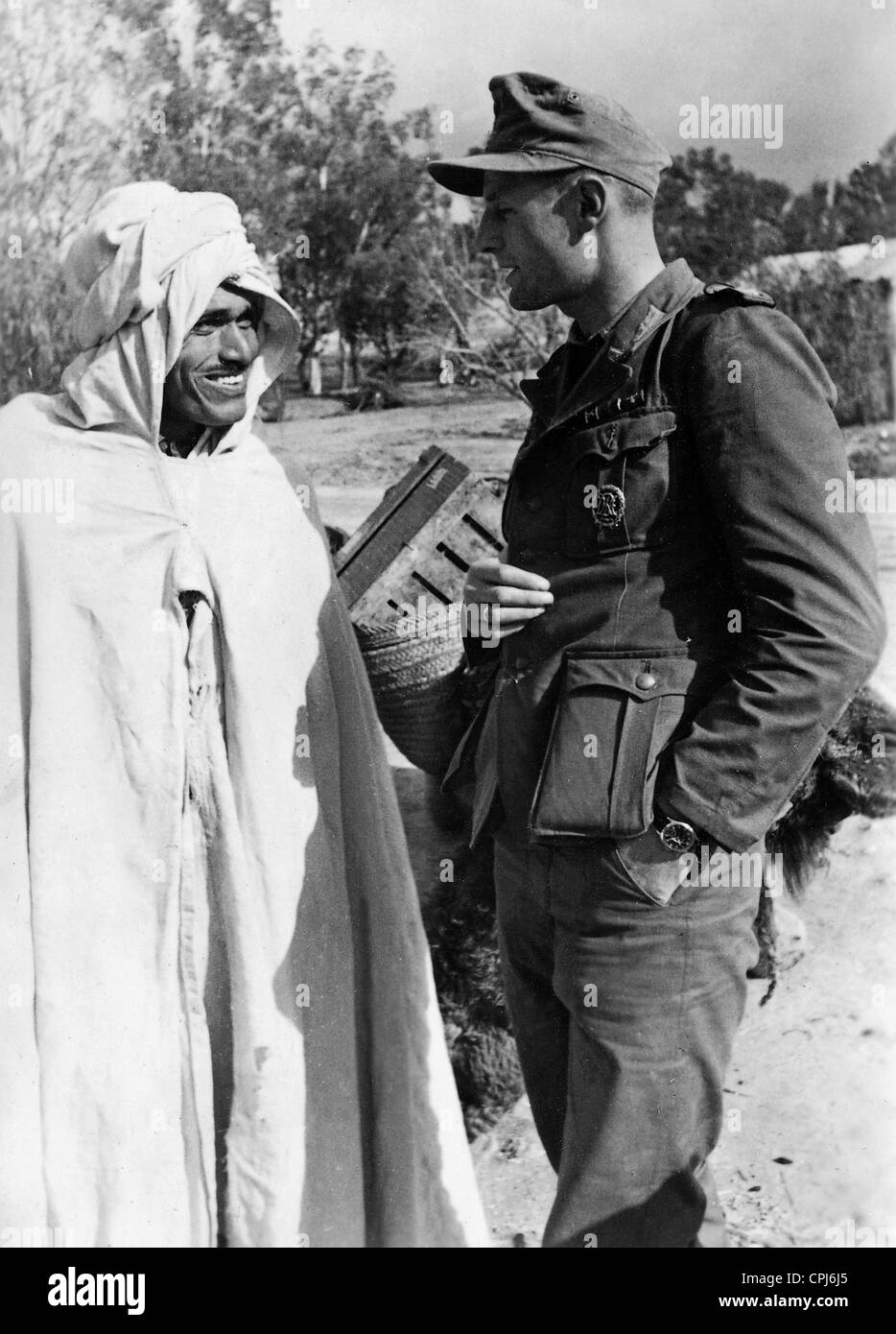 Deutscher Soldat mit einer nativen, 1943 Stockfoto