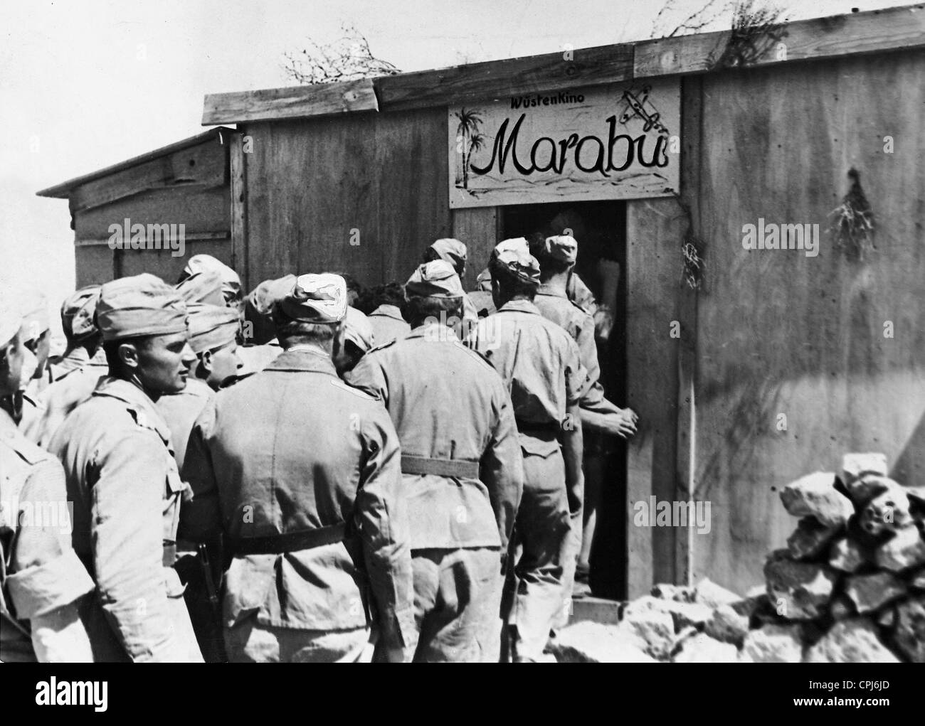 Deutsche Soldaten vor einem Kino, 1942 Stockfoto