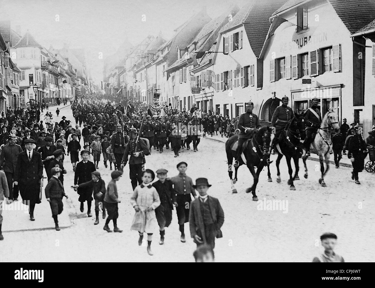 Infanterie Regiment Nr. 99 marschiert in Zabern, 1914 Stockfoto