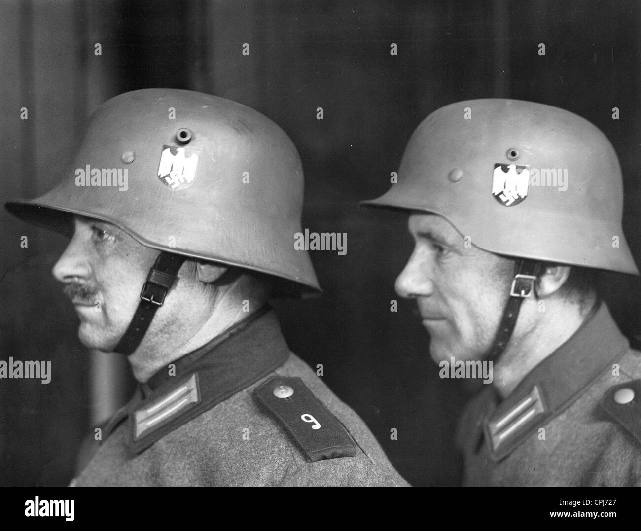 Infanteristen mit Stahlhelme, 1937 Stockfoto