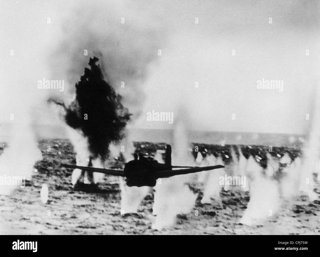 Japanische Torpedo Flugzeuge uns Schiffe, Schlacht um Midway, 1942 (s/w Foto) Stockfoto