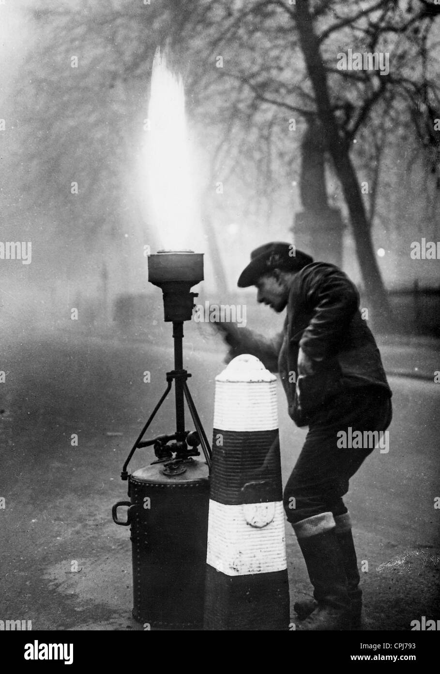 Zusätzliche Fackel Beleuchtung im Nebel in London Stockfoto