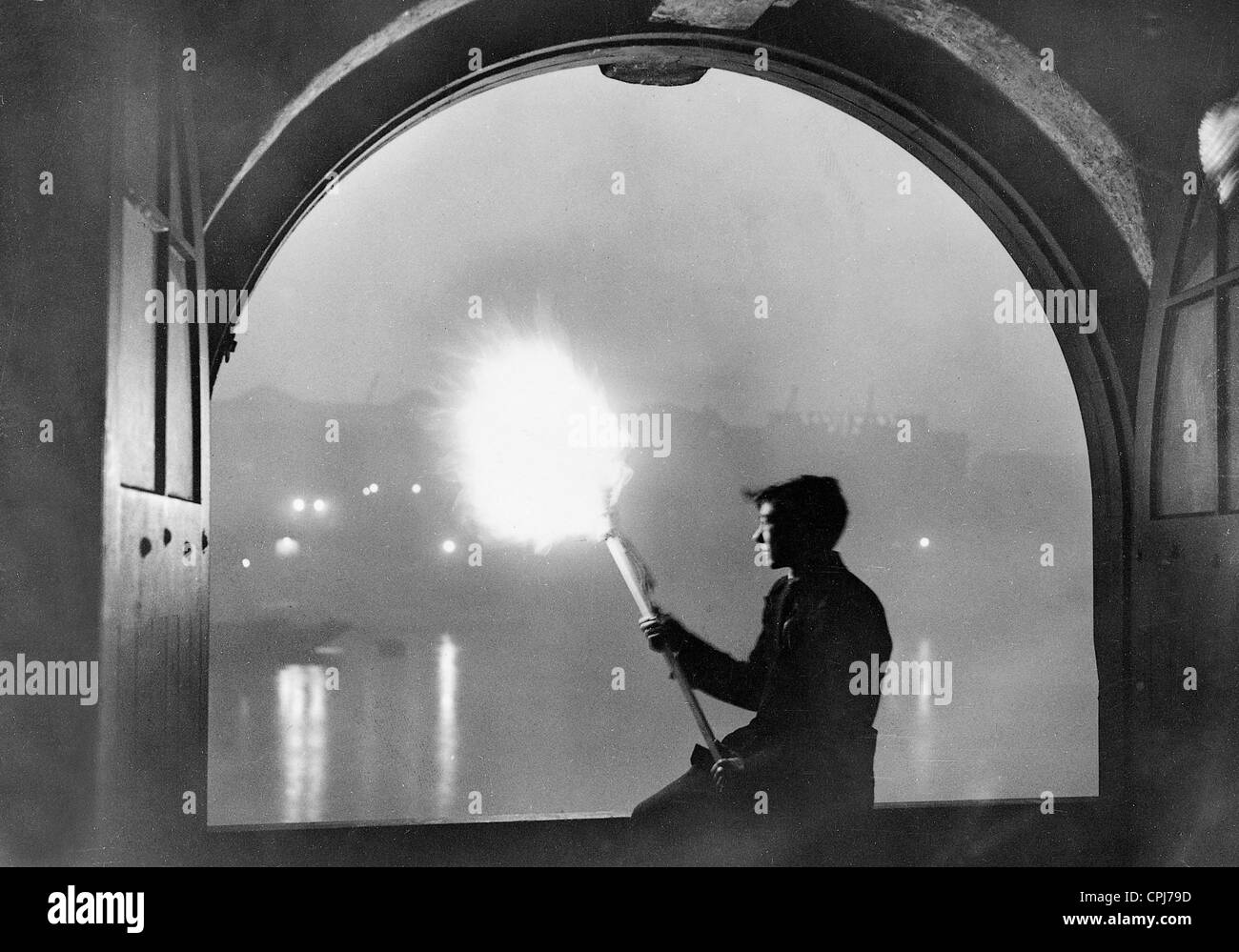Nebel-Fackeln auf der Londoner Themse, 1933 Stockfoto