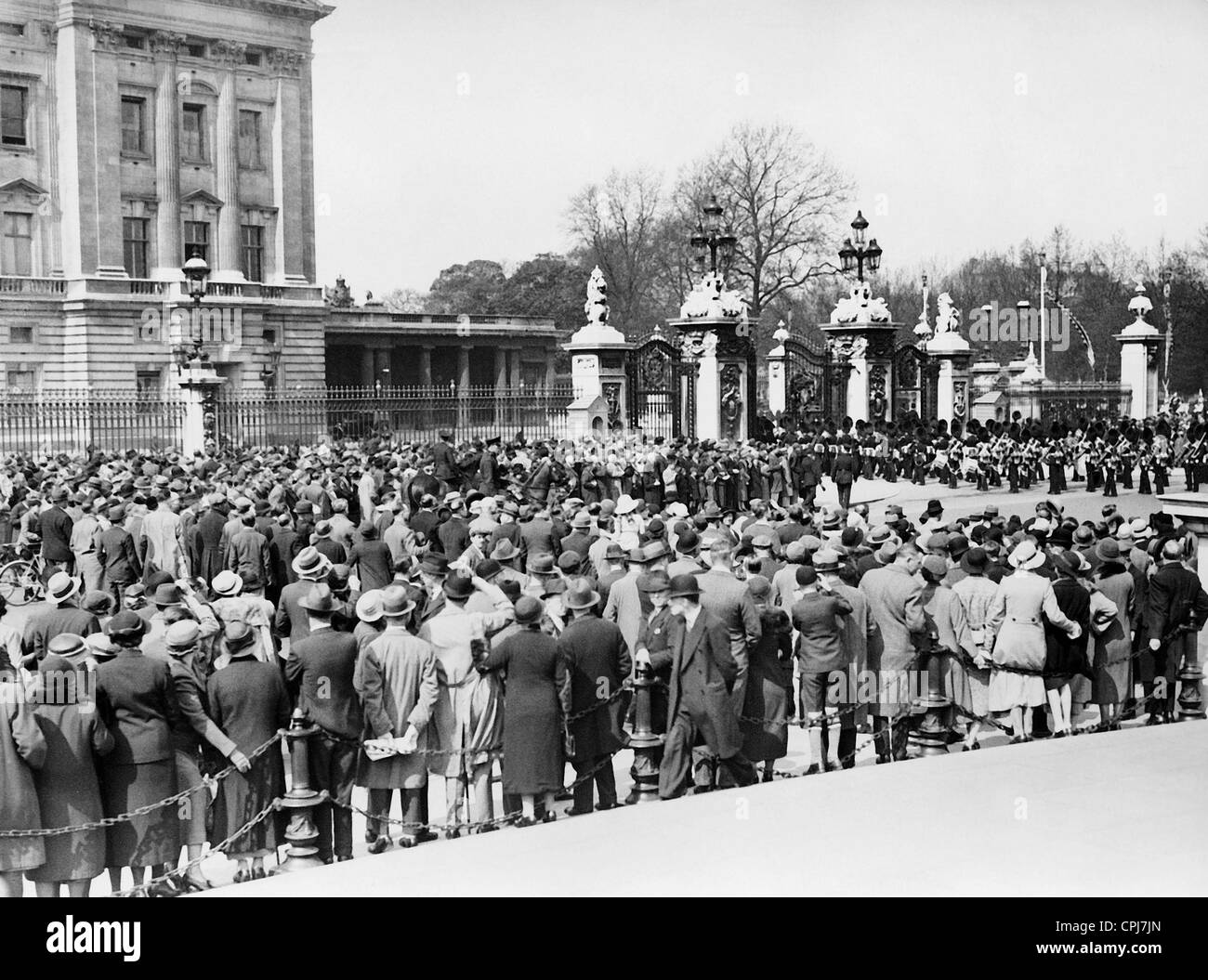 Drängen Sie sich außerhalb Buckingham Palace anlässlich der Silberjubiläum des Königs, 1935 Stockfoto