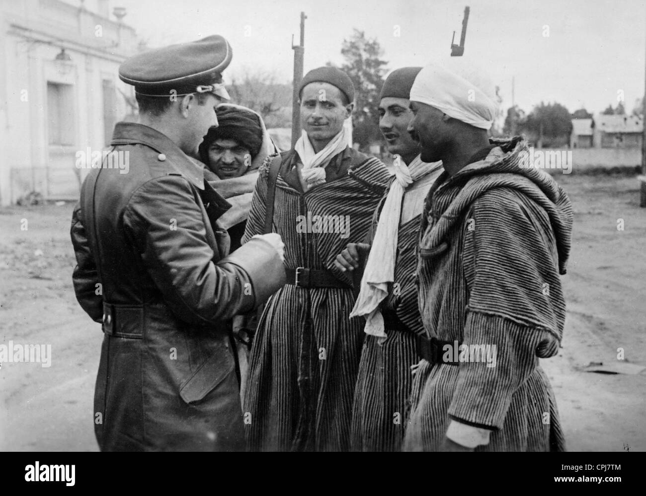 Deutscher Offizier mit bewaffneten Einheimischen in Tunesien 1943 Stockfoto