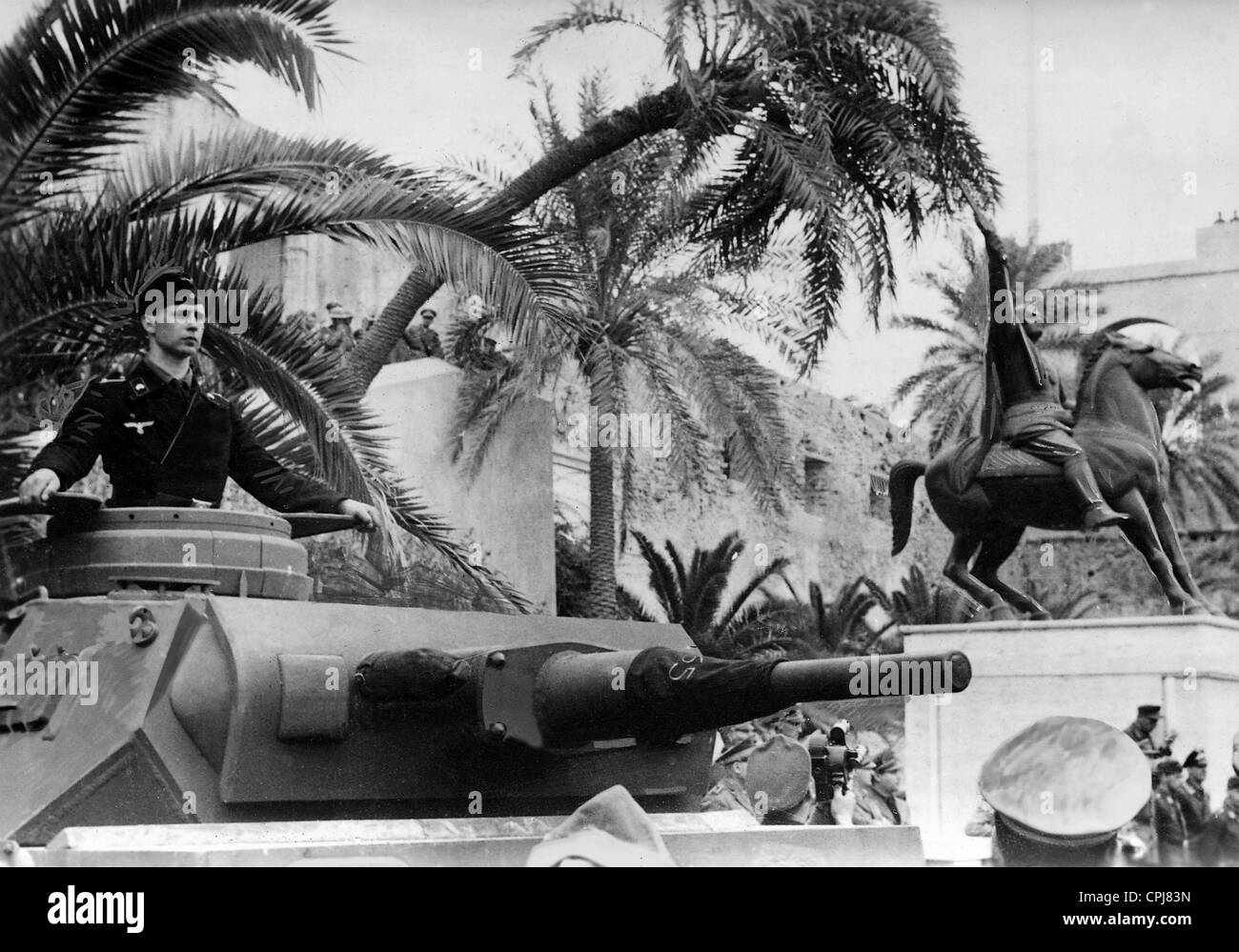 Ein deutscher Panzer III während einer Militärparade in Tripolis, 1941 Stockfoto