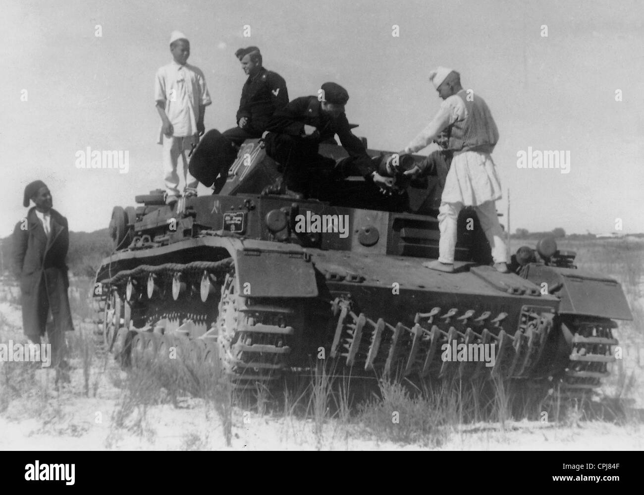 Panzer IV des Afrika-Korps während der Fortschritt in der Cyrenaika, 1941 Stockfoto