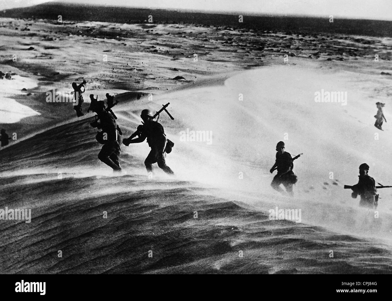 Soldaten des deutschen Afrika Korps während der Fortschritt in der Wüste, 1941 Stockfoto