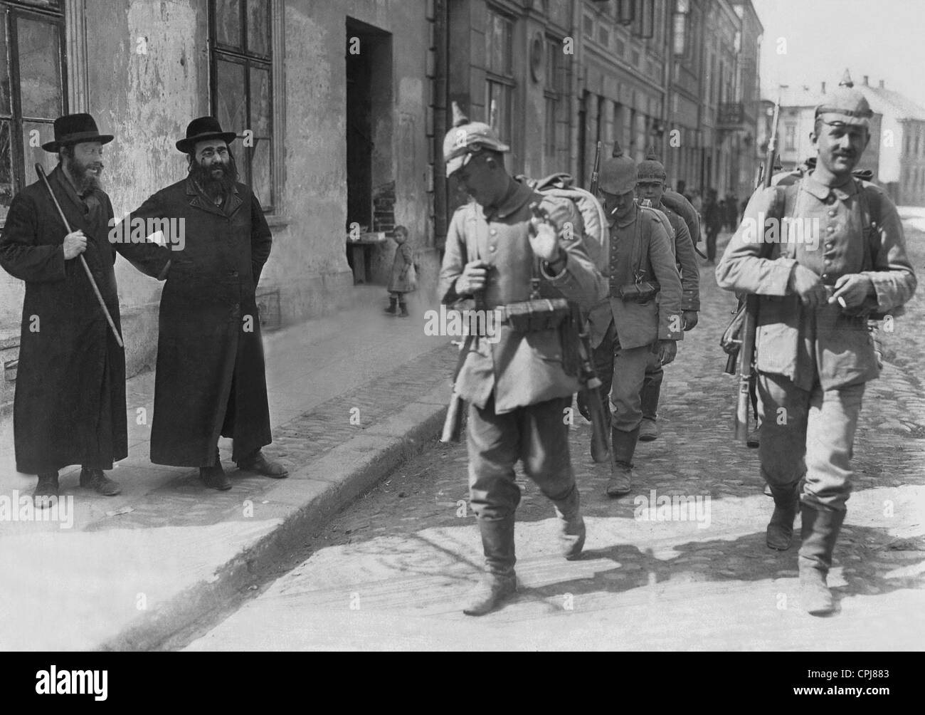 Deutsche Soldaten in Neu Sandec (Nowy Sacz) auf russisch besetzten Polen, 1915 Stockfoto