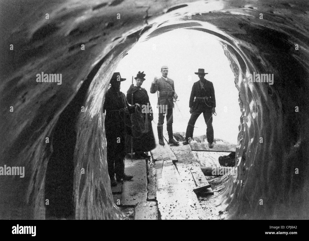Touristen am Eingang der blauen Eisgrotte in Grindelwald Stockfoto