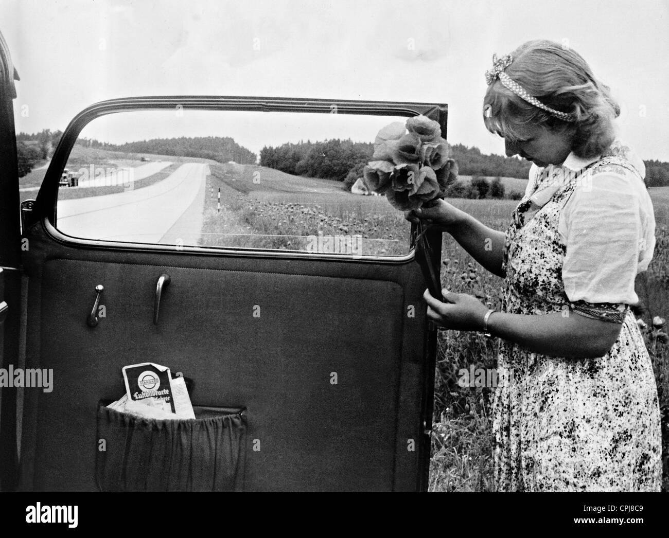 Eine Frau mit einem Blumenstrauß auf der Autobahn, 1939 Stockfoto