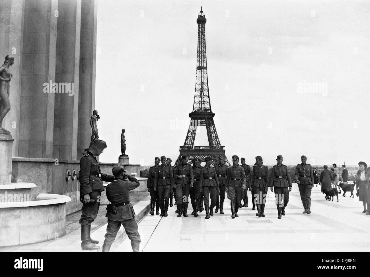 Deutsche Soldaten vor dem Eiffelturm, 1940 Stockfoto