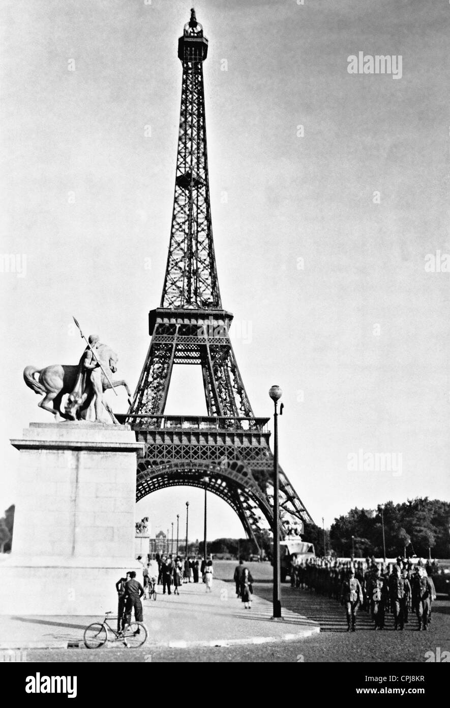 Deutsche Soldaten vor dem Eiffelturm, 1940 Stockfoto