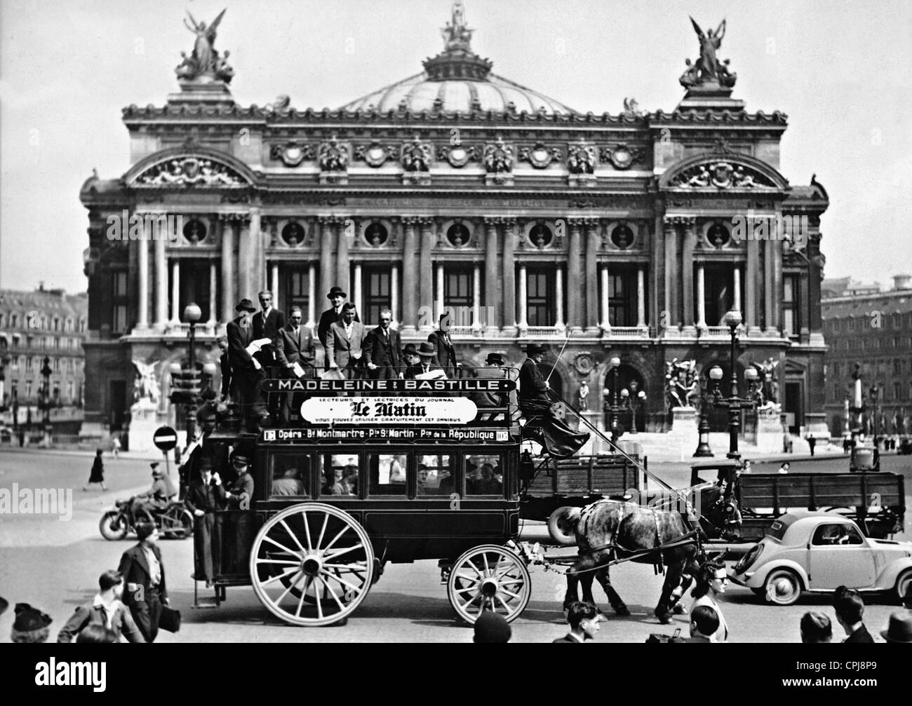 Pferdekutsche vor der Oper Garnier, 1941 Stockfoto