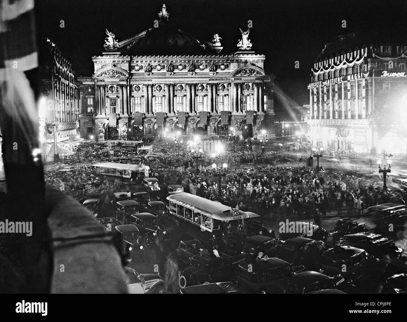 Menge an der Place de l'Opéra, 1938 Stockfoto