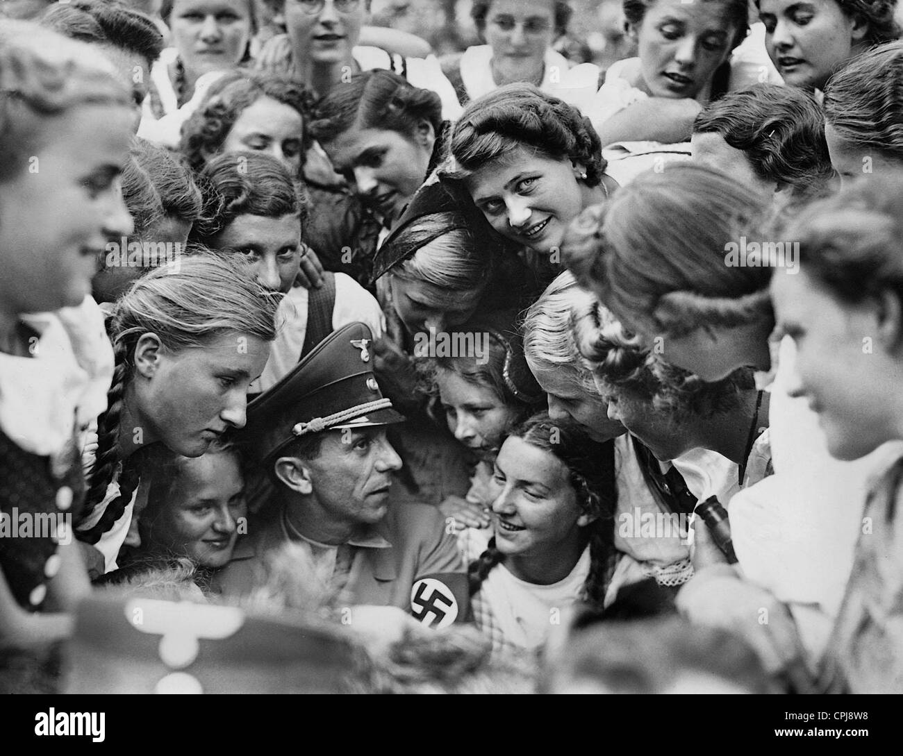 Joseph Goebbels umgeben von Mädchen auf dem Reichsparteitag 1938 Stockfoto