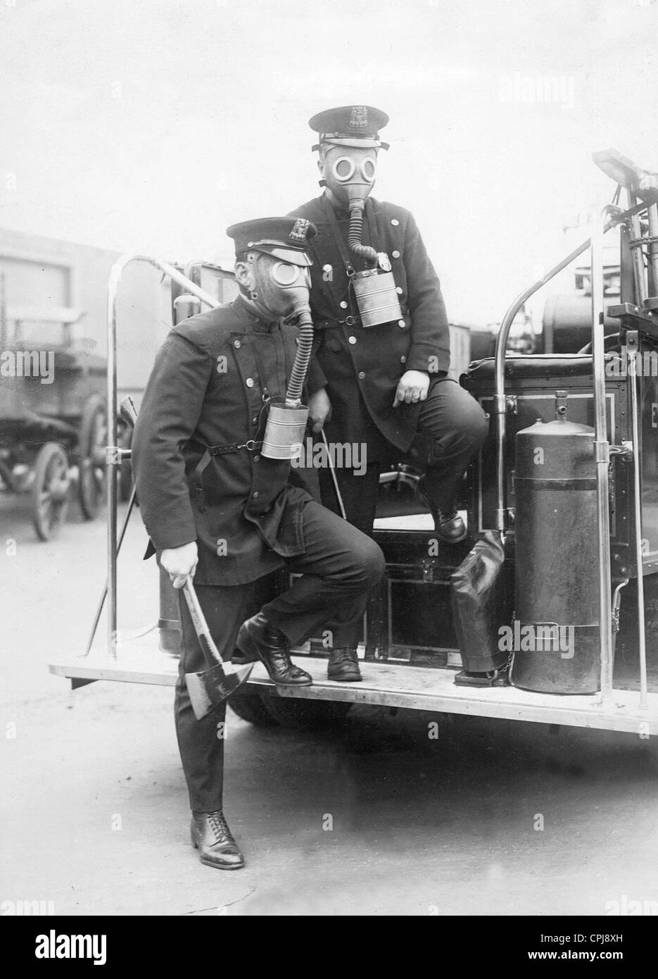 Polizei mit Gasmasken, 1931 Stockfoto