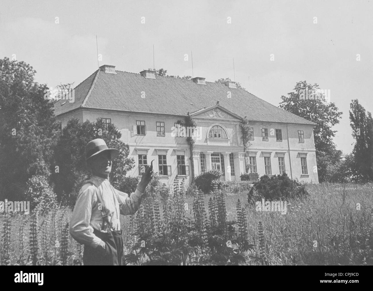 Siedler vor einem Landhaus in Ostpreußen, 1935 Stockfoto