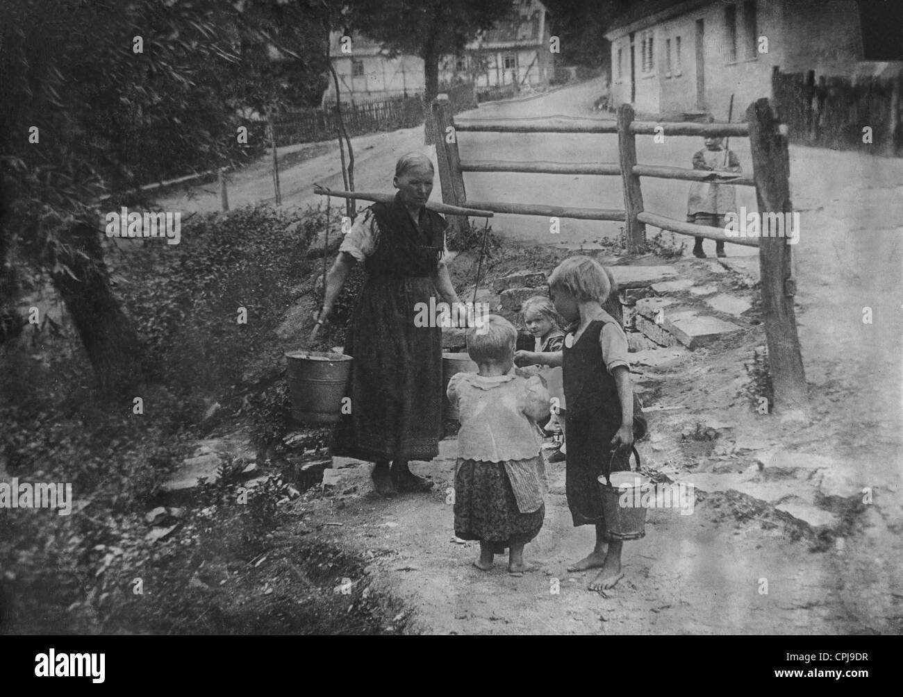 Alte Bäuerin Wassertragen, 1910 Stockfoto