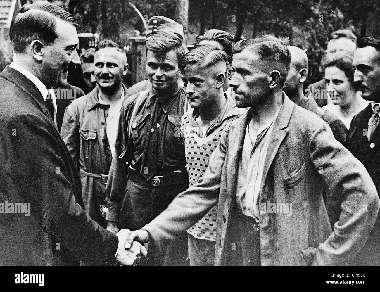 Adolf Hitler mit Arbeitern, 1934 Stockfoto
