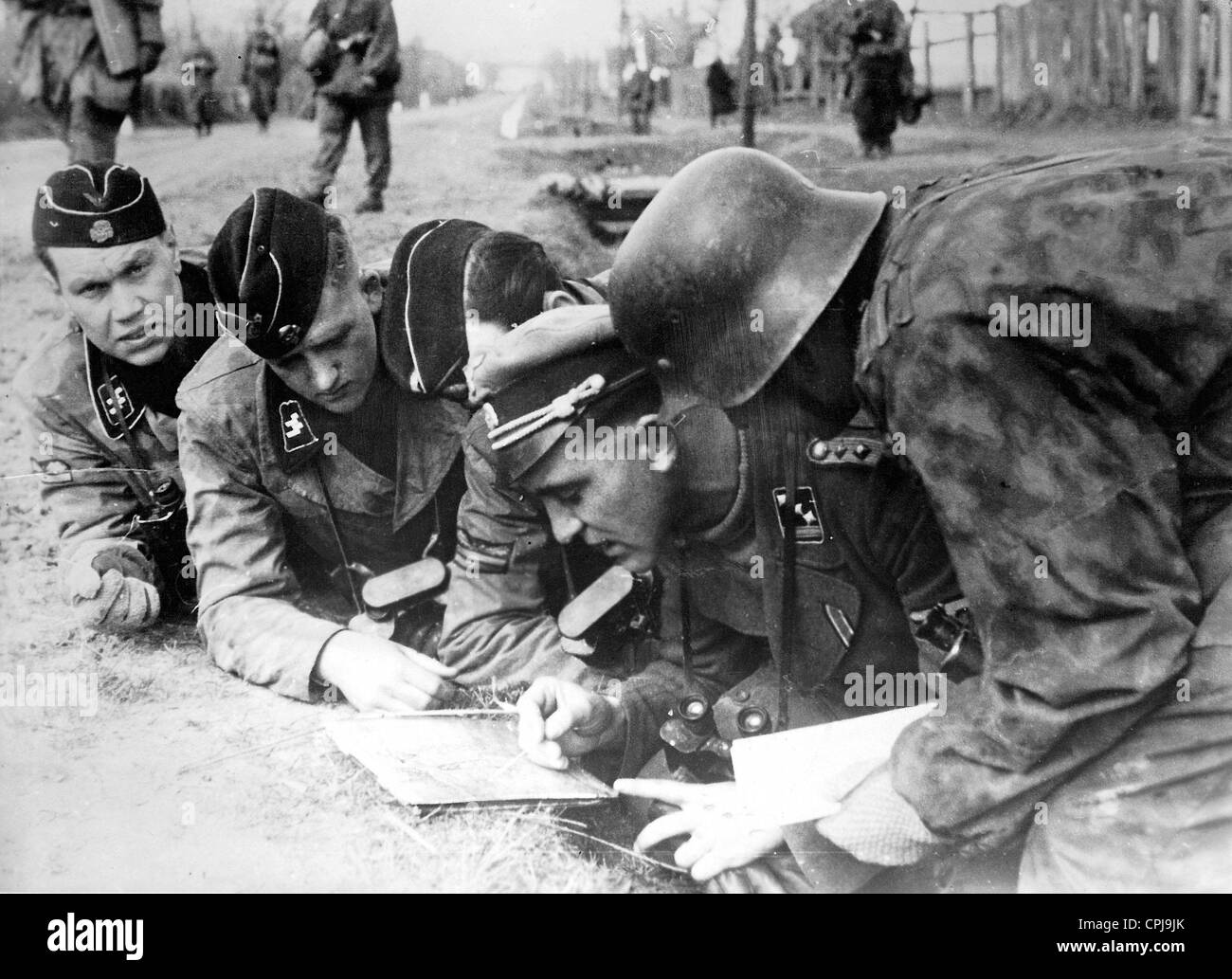 Soldaten während einer Mission briefing, Ungarn, 1945 Stockfoto