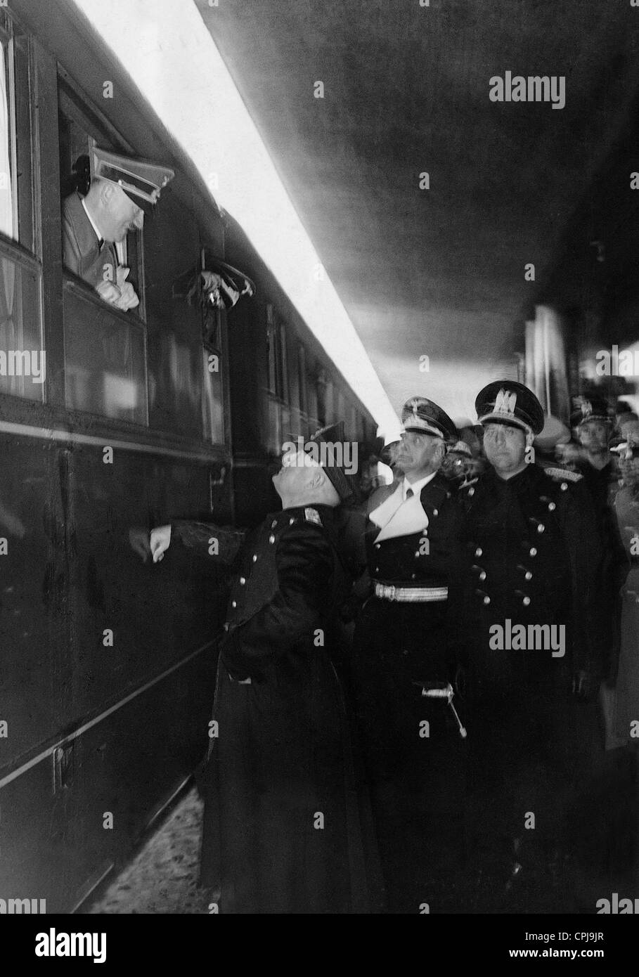 Benito Mussolini und Graf Galeazzo Ciano begrüßen Adolf Hitler am Bahnhof, 1940 Stockfoto