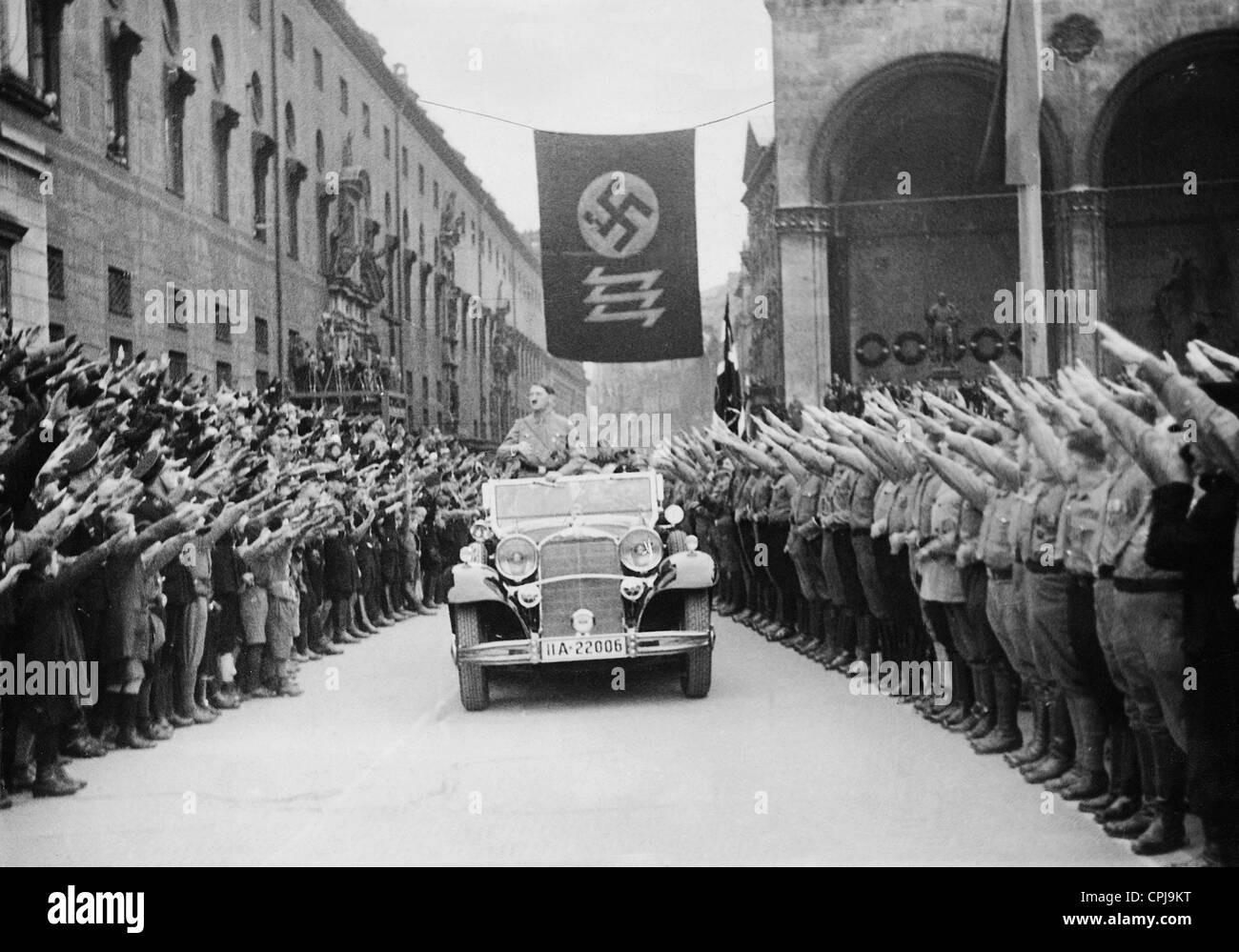 Adolf Hitler übergibt die Feldherrnhalle (Kommandant Hall) in München, 1933 Stockfoto