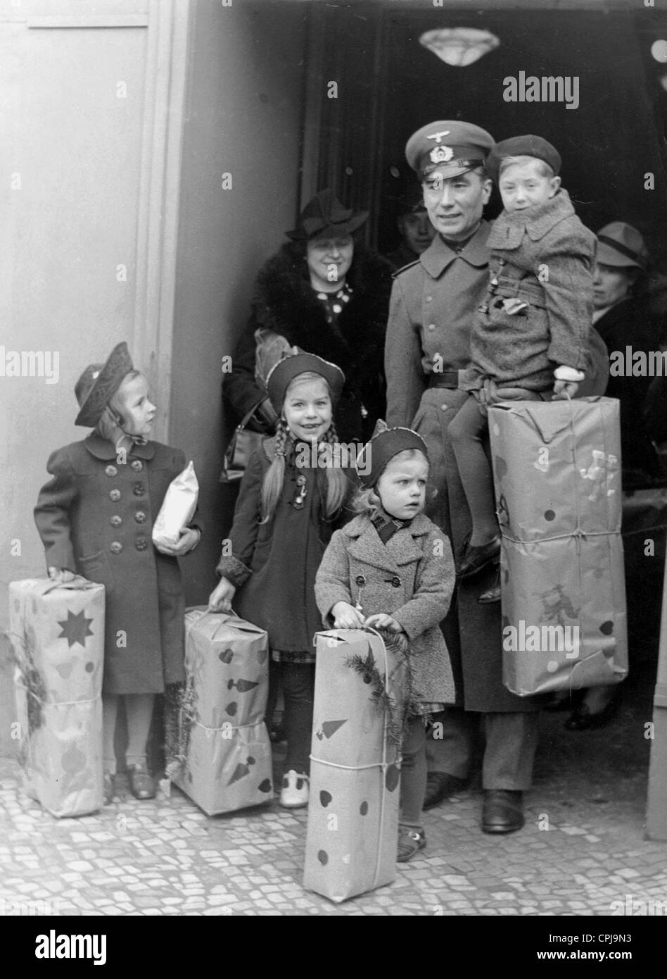 Soldat auf Urlaub mit seiner Familie, 1942 Stockfoto