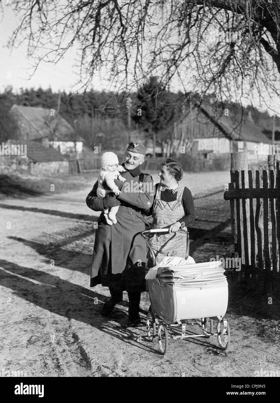 Soldat auf Urlaub mit seiner Familie 1939 Stockfoto