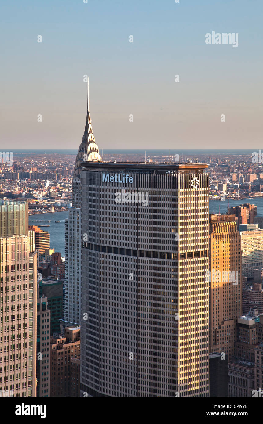 Blick auf Chrysler und MetLife Building in Richtung Lower Manhattan von der Spitze des Rockefeller Center in New York City. Stockfoto