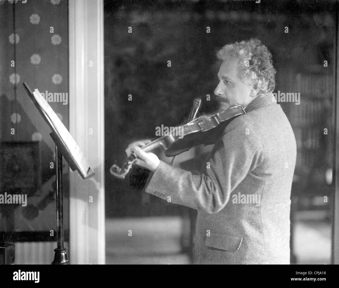 Albert Einstein spielt Violine Stockfoto