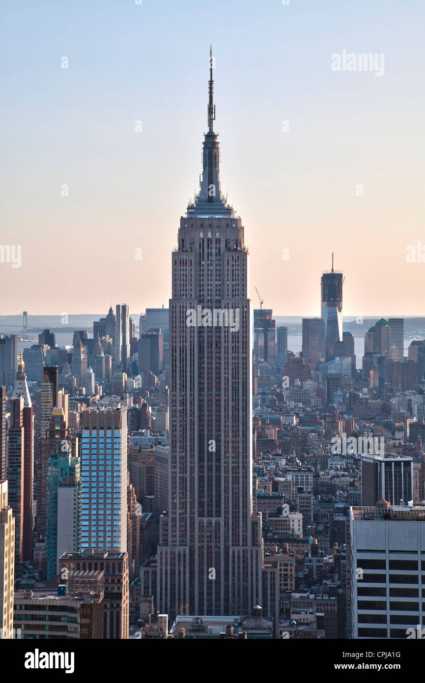 Blick auf Empire State Building in Richtung Lower Manhattan von der Spitze des Rockefeller Center in New York City. Stockfoto