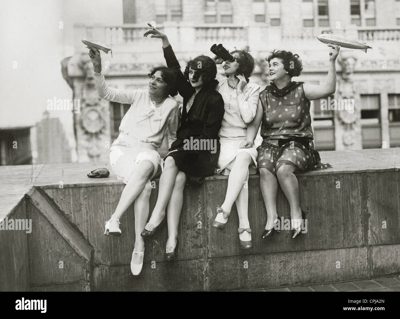 Frauen aus Berlin zeigen Begeisterung für Zeppeline, 1929 Stockfoto