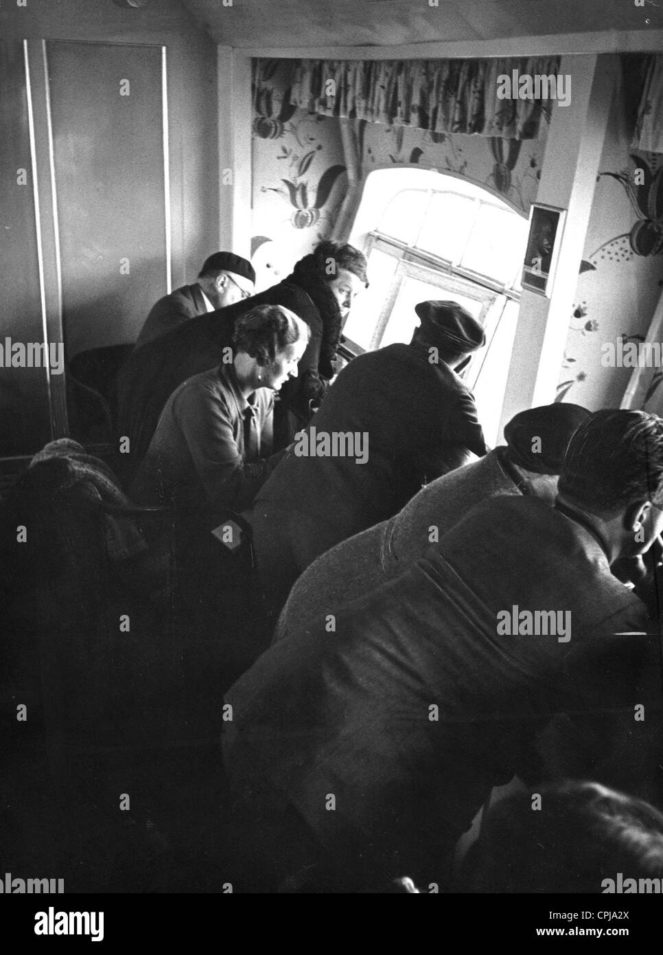 Passagiere in der Gondel des Luftschiffs LZ 127 "Graf Zeppelin" genießen Sie den Blick Stockfoto